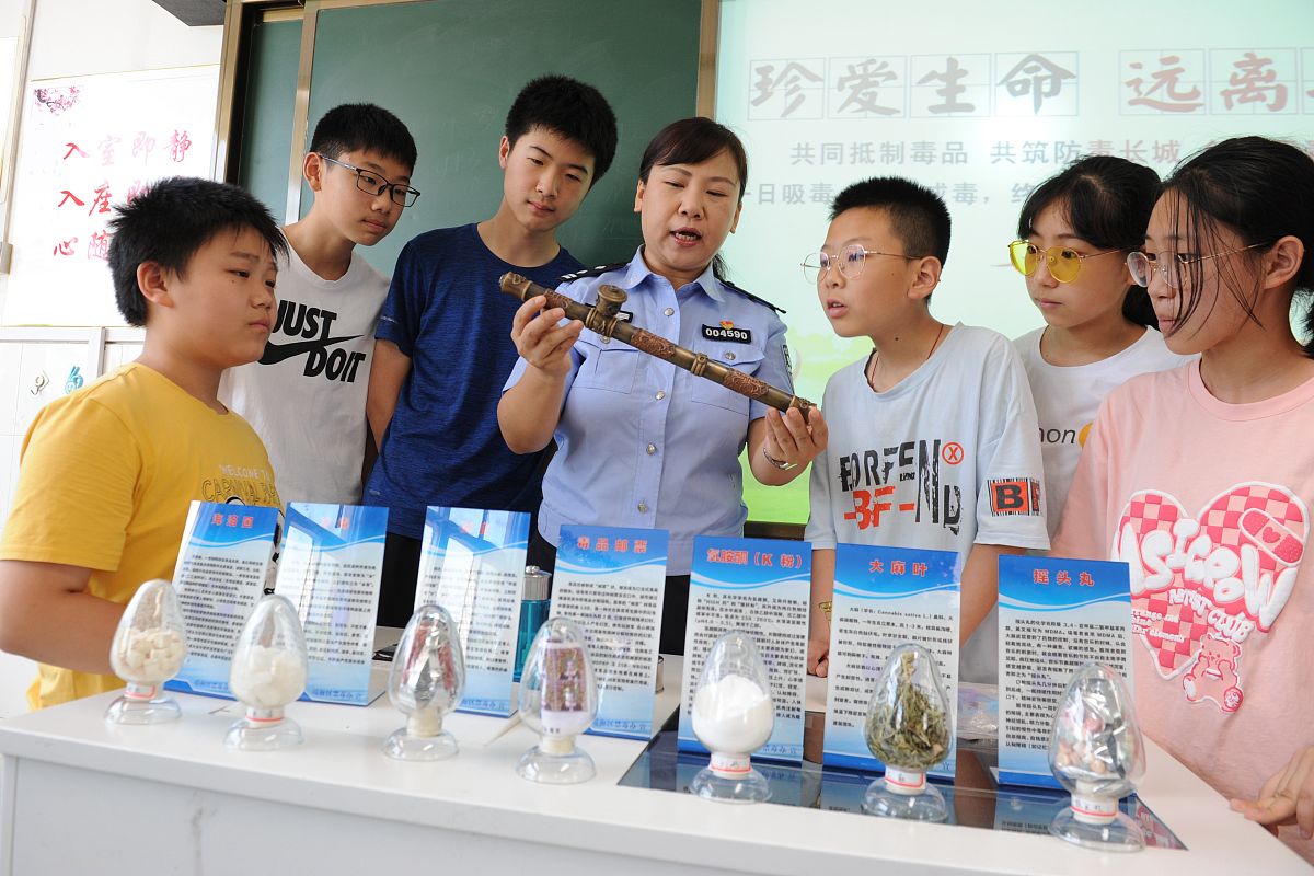 2021年6月22日,合肥市三十八中学大通路校区,民警正