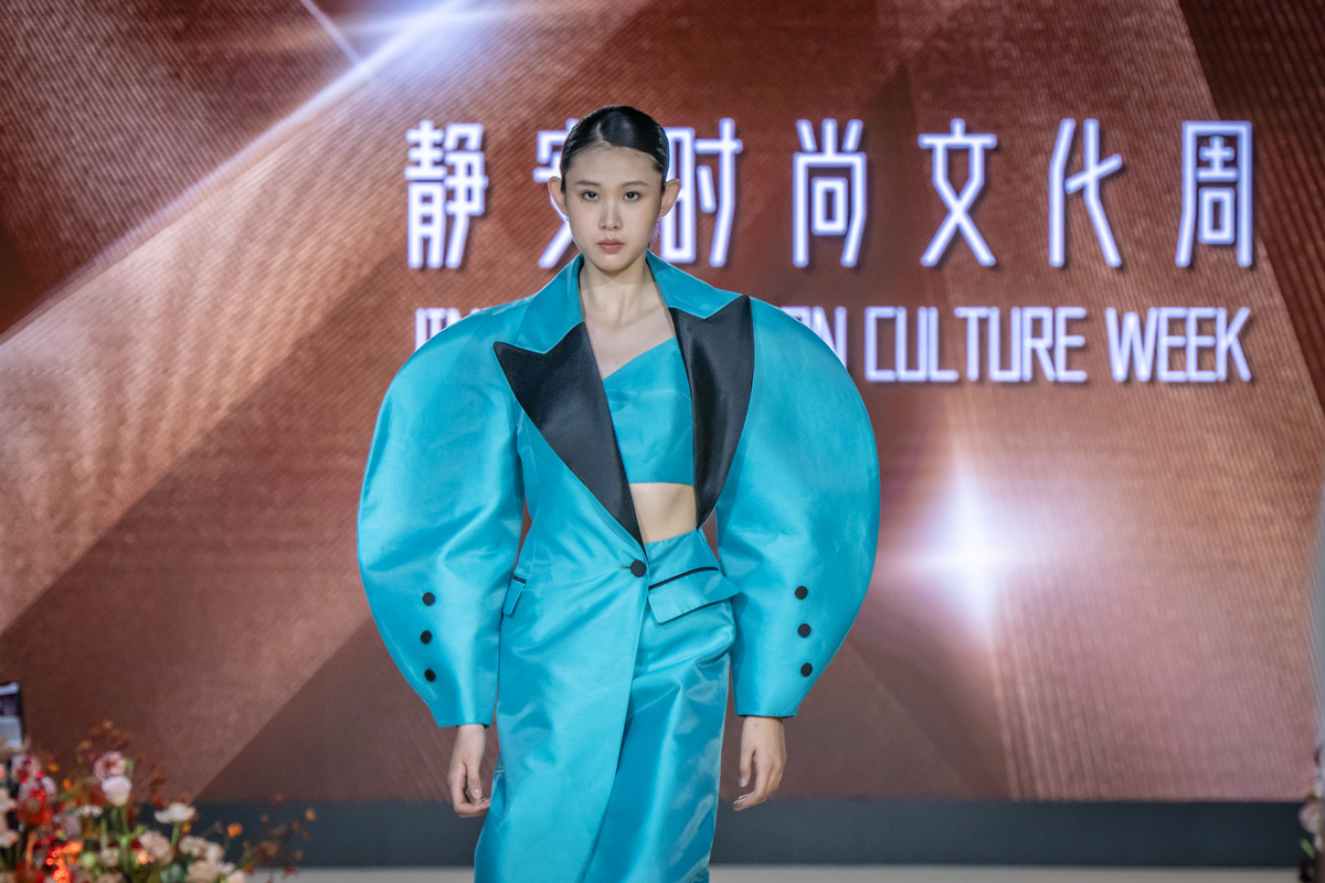 杨烨头排看秀：中国国际时装周新生代力量