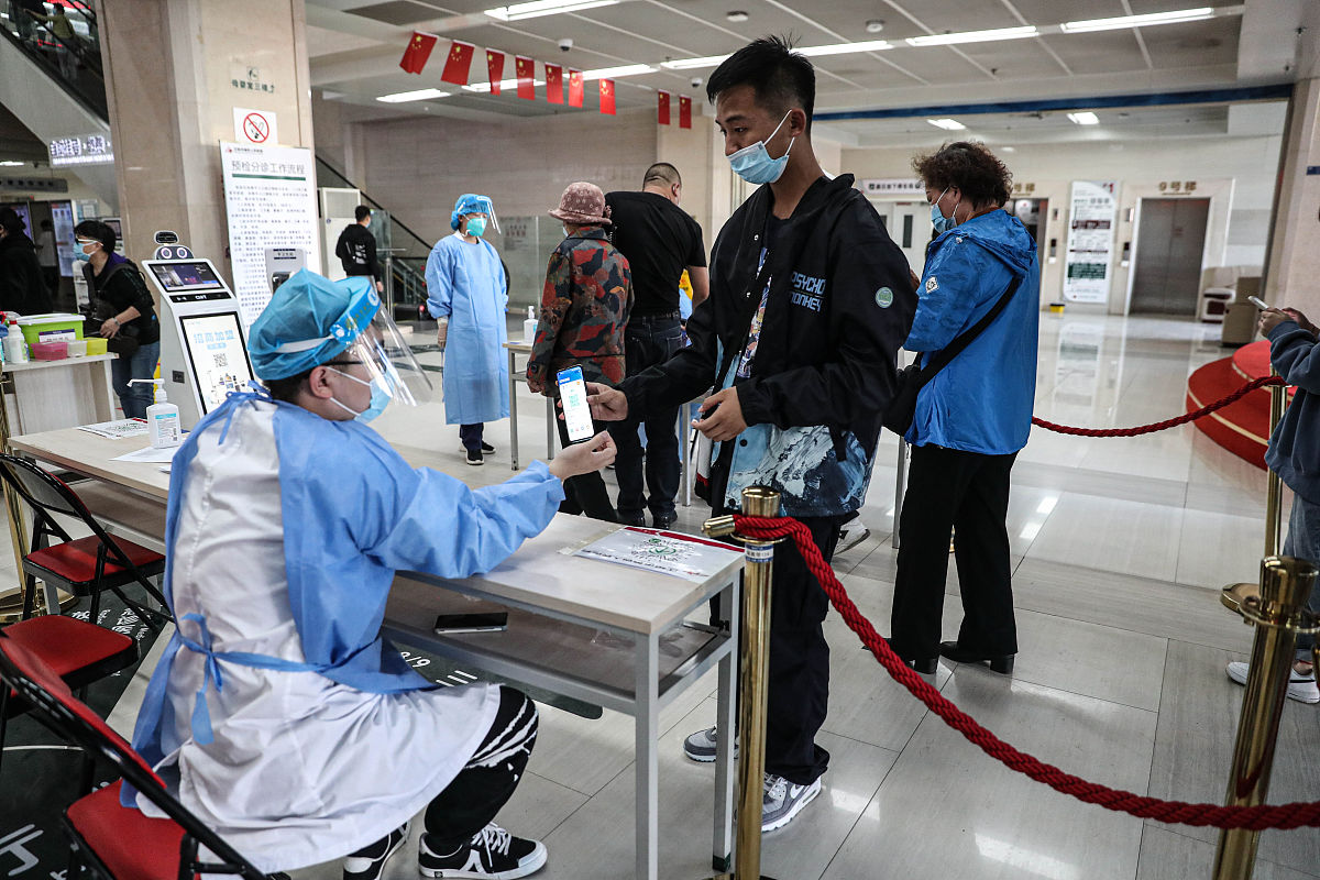 材料一：现在东单被大家戏称为北京最安全的区域。2019年3月25日晚上一名中年男子在东单体育馆打篮球的时候发生猝死恰巧有6名协和医院的医生在隔壁羽毛球馆打球得知消息后飞奔到患者身边趴在地上开展了半小时的现场急救患者终于转为自主心律。请分析这段材料