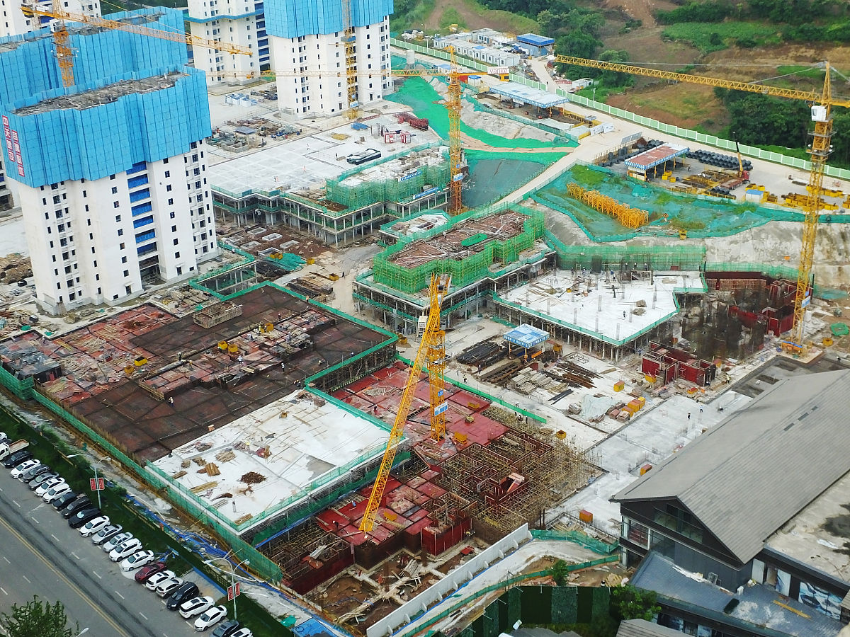 你正在撰写论文宝龙城市商场建设项目的安全分析与评价用具体统计数据进行说明建设项目施工过程中的基坑坍塌、机械伤害、高处坠落等事故风险写成一段话格式不少于2000字。