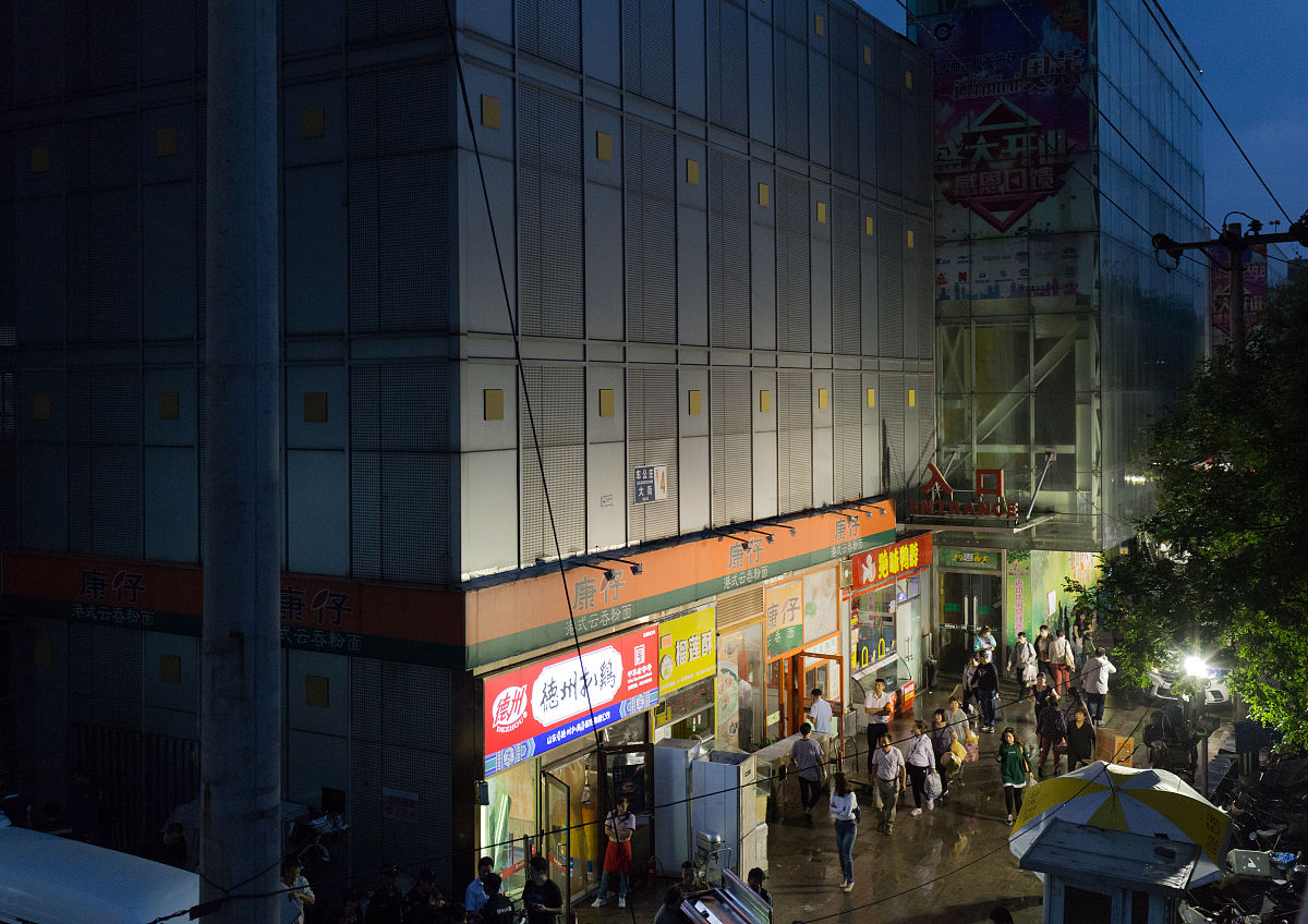 2018年9月28日,经营了20年的北京官园商品批发市场永久性停止营业,西