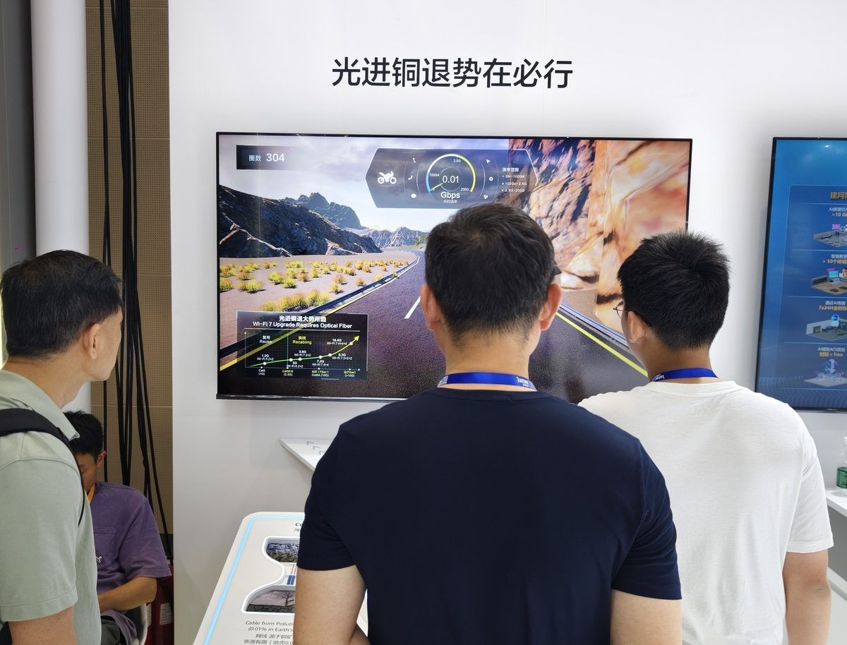 请根据我的PPT内容帮我形成一份演讲稿：PPT主要讲的是5G全息远程互动课堂产品该产品解决以下教育类痛点问题。第一区域教育不平衡第二传统授课不生动第三远程教学没有互动。使用5G全息技术可以助力推动多地真实全息的远程互动课堂目前的市场空间根据2018杠2023年中国智慧教室行业解决方案与投资规划分析报告预计到2023年设备市场规模将远超8000亿元。在线互动教室总需求量将达到432万间其中包括中小学