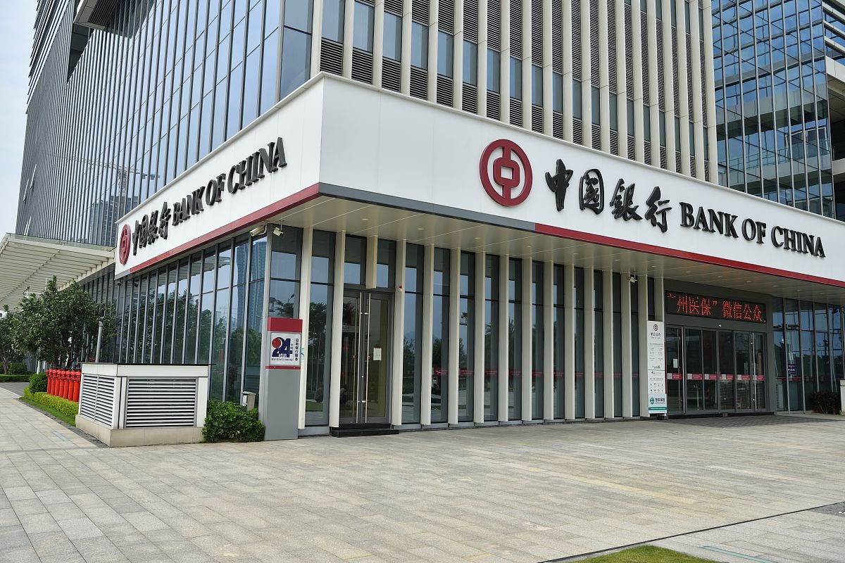 你现在的身份是论文作者请撰写内容：对2022年邮政银行西安分行银保业务的期交保险、对各个保险公司人寿产品占比进行统计