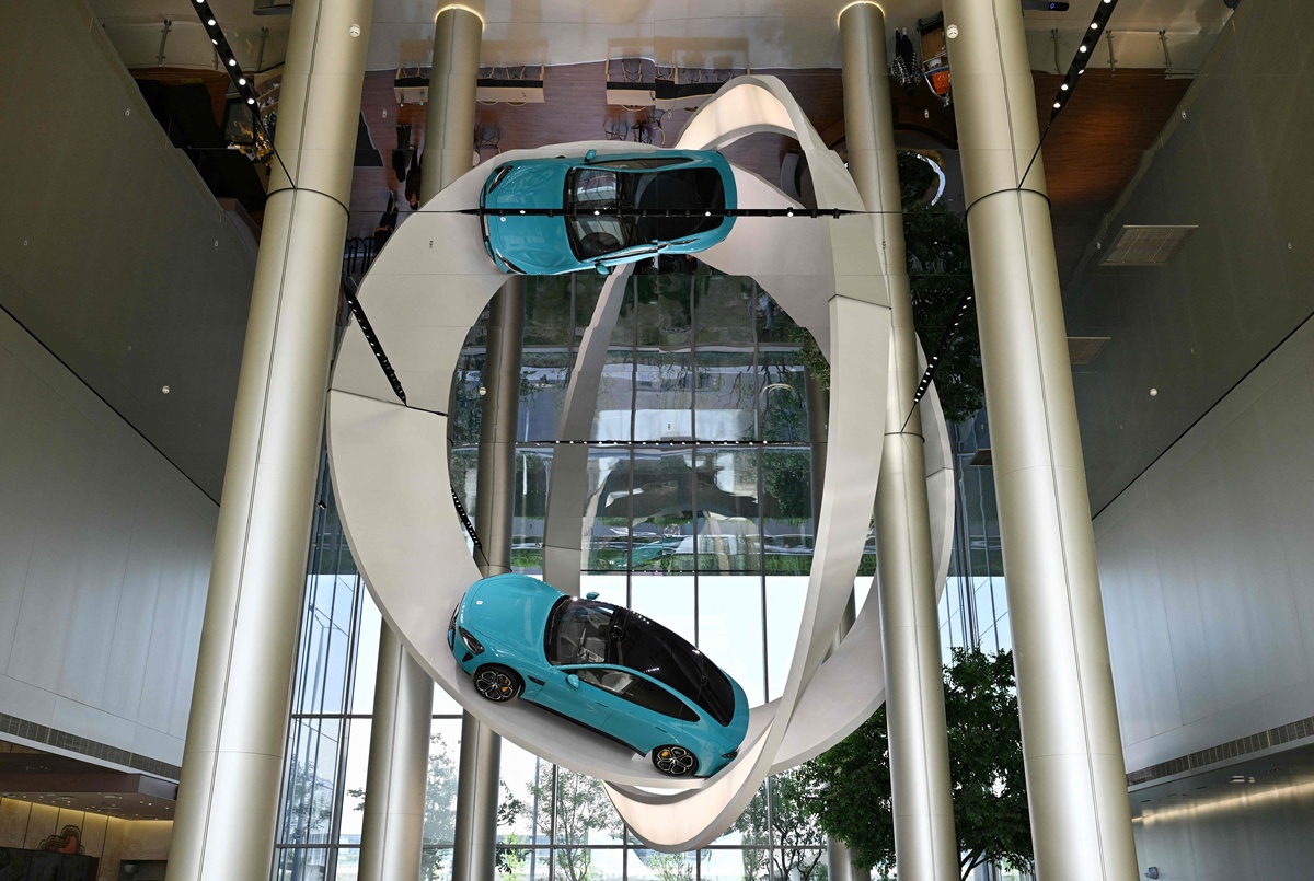 2026年4月22日,北京,小米总部大厅展示一辆汽车.a car