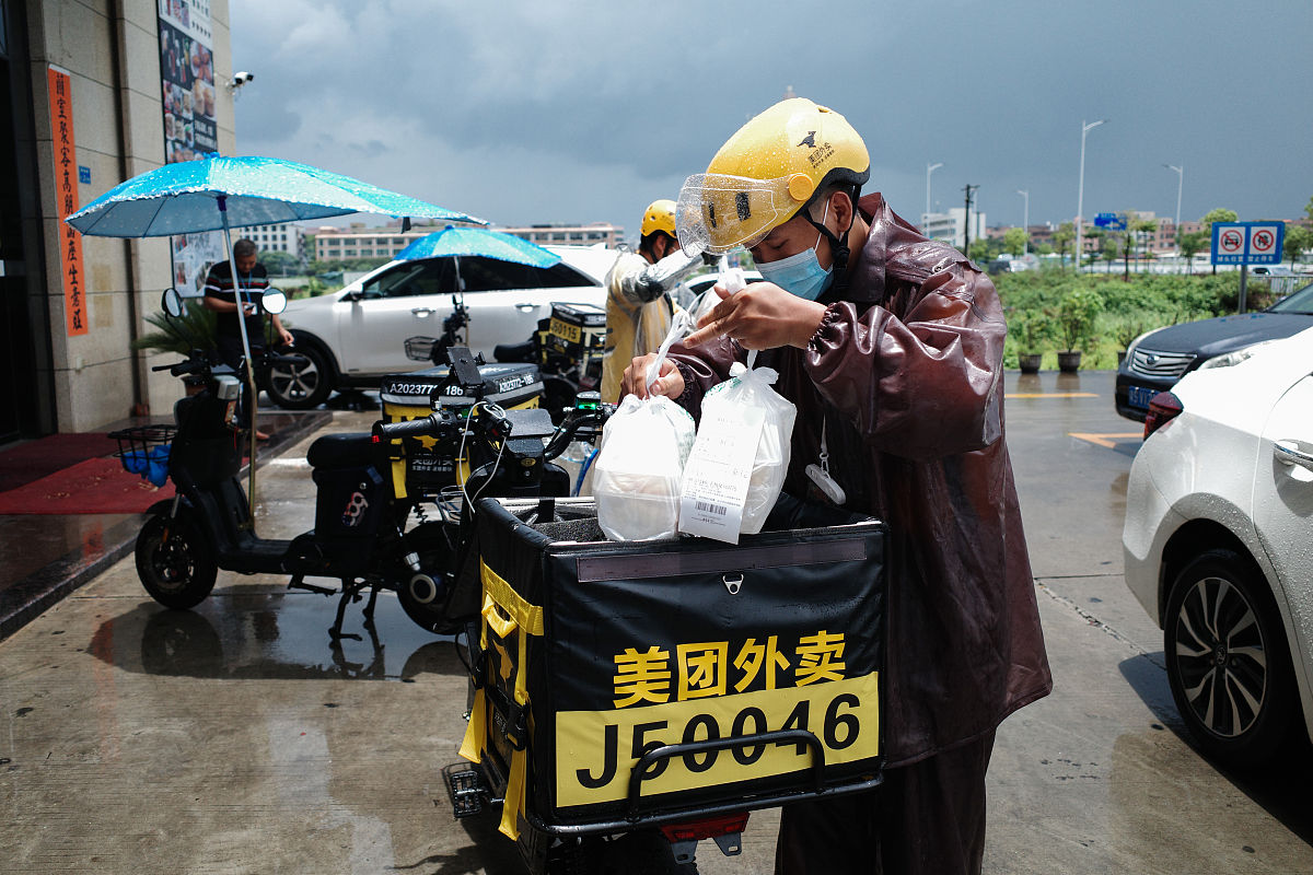 致敬外卖小哥：他们为城市发展贡献力量