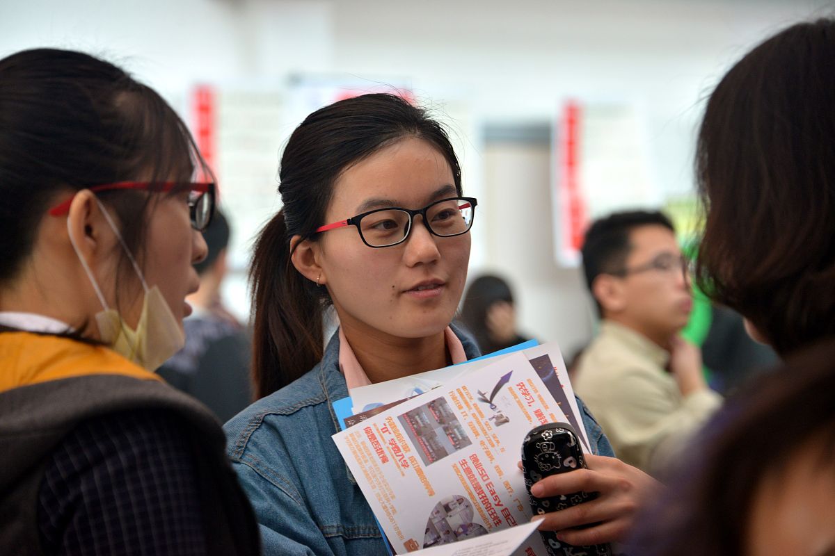 初中毕业生可以报考铁路学校吗好麽