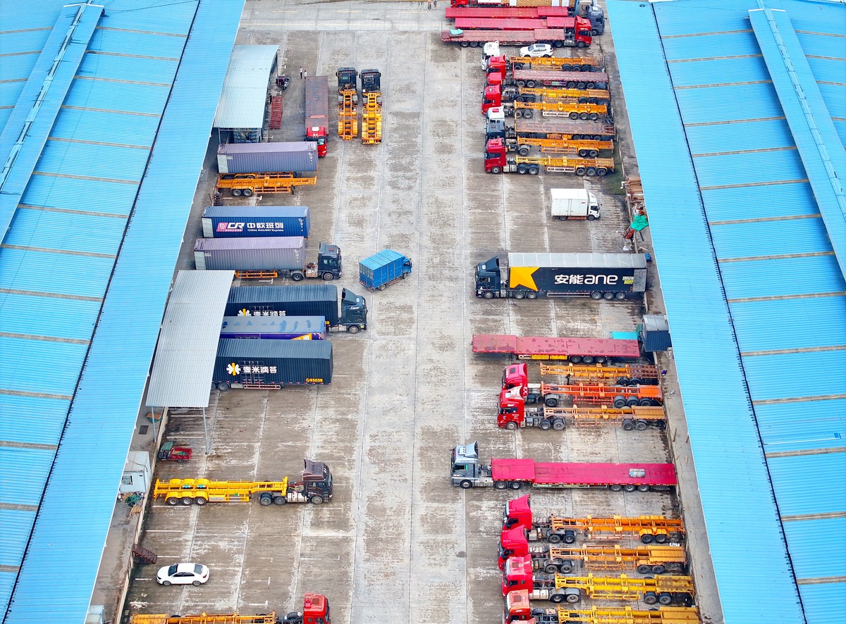我国冷链物流发展中存在基础设施落后，标准建设滞后，执行困难和体系不健全，技术不完善等问题，并提出要利用“互联网+冷链物流”，打造智慧冷链物流服务平台，培养和引进专业人才的意见。
换个表达