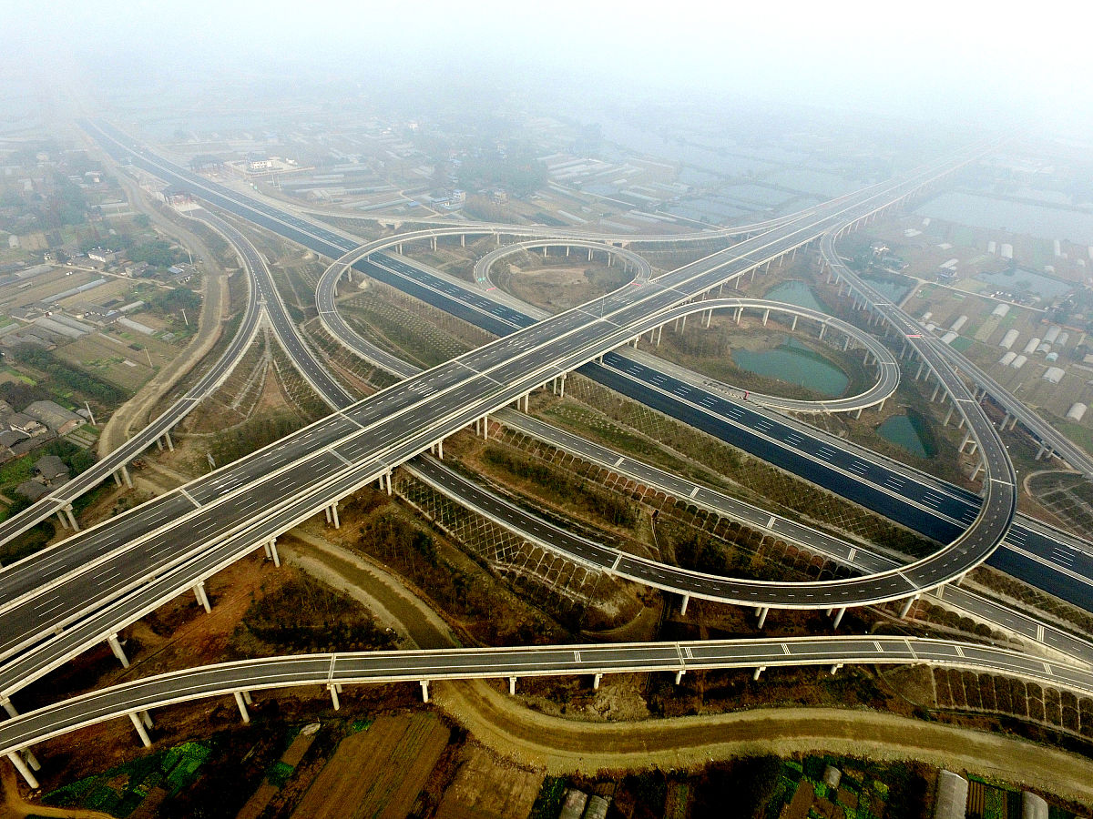 把这段话阐述得更加通俗易懂经过一段时间的研究克里斯塔勒意识到交通系统对聚落体系的形成影响深远次一级中心地不可能均勻的分布在理想化的地表上而是顺着交通线路分布。考虑到此情况次一级中心地的分布不能像市场原则那样位于三个高一级中心地的中心而应该位于两个高一级中心地连接路线的中心由此形成的中心地理论模型。基于交通原则形成的交通系统次一级中心地的位置处于两个高一级中心地的主要干道上因此被认为是效率最高的交通