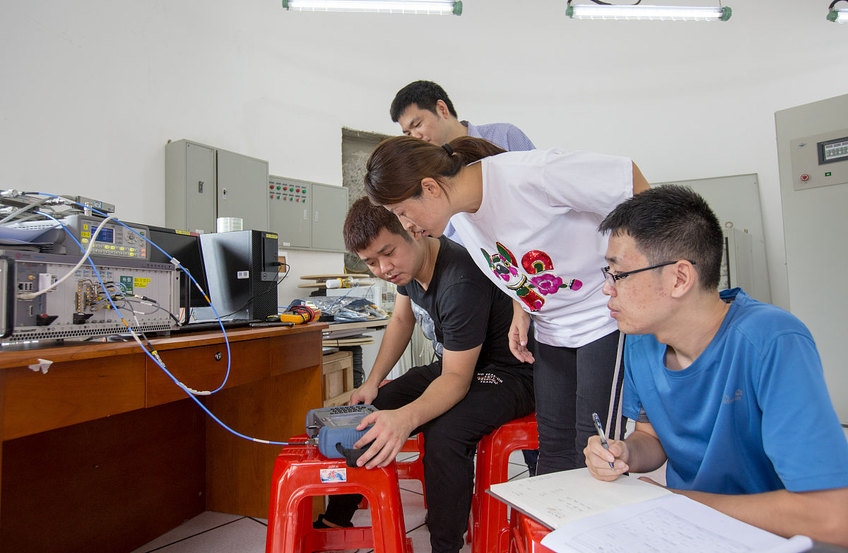 设备工程师面试问题回答示例：展示你的经验和能力