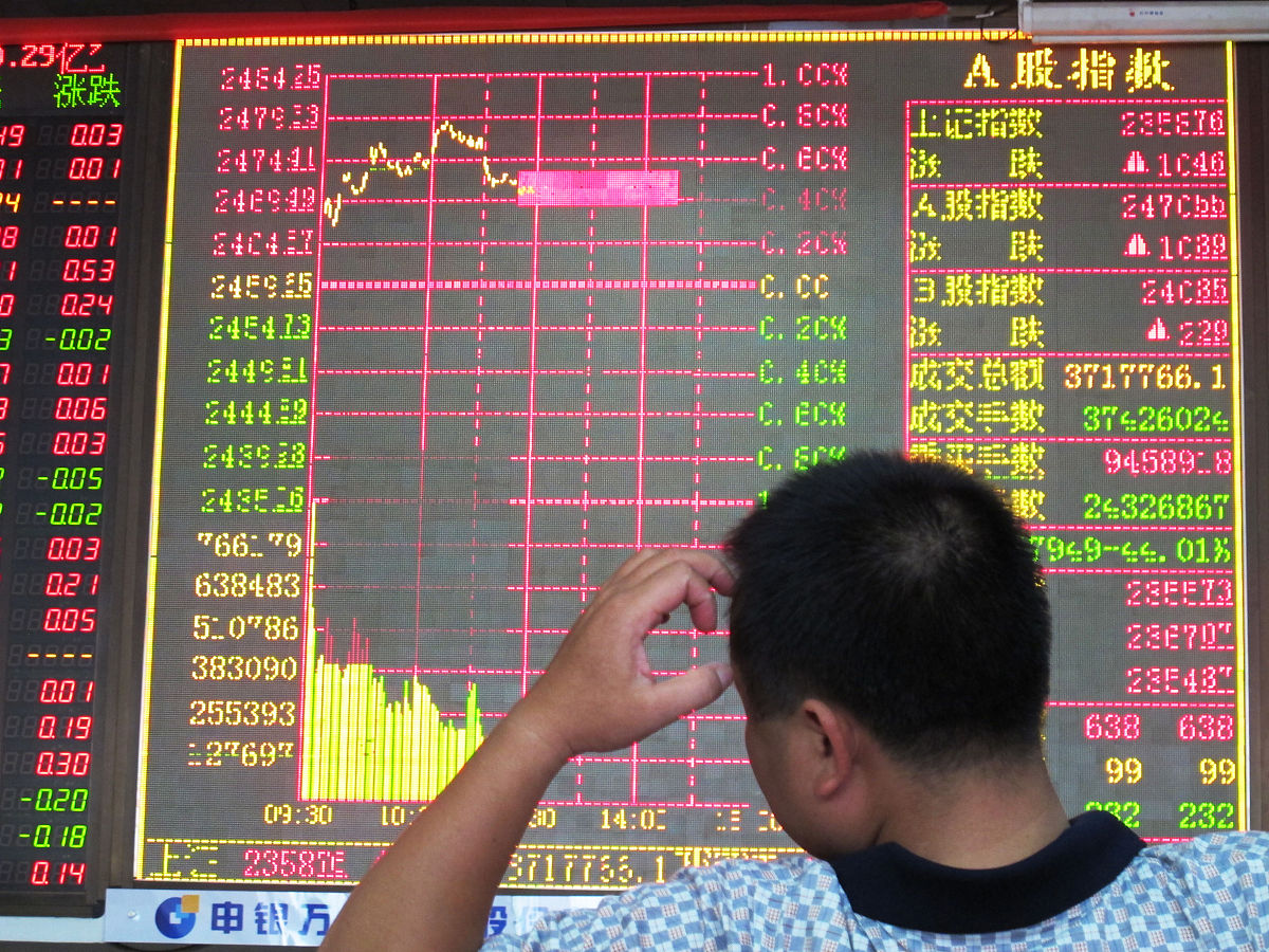2012年05月22日,海南海口,投资者在一家证券营业部关注股市行情.