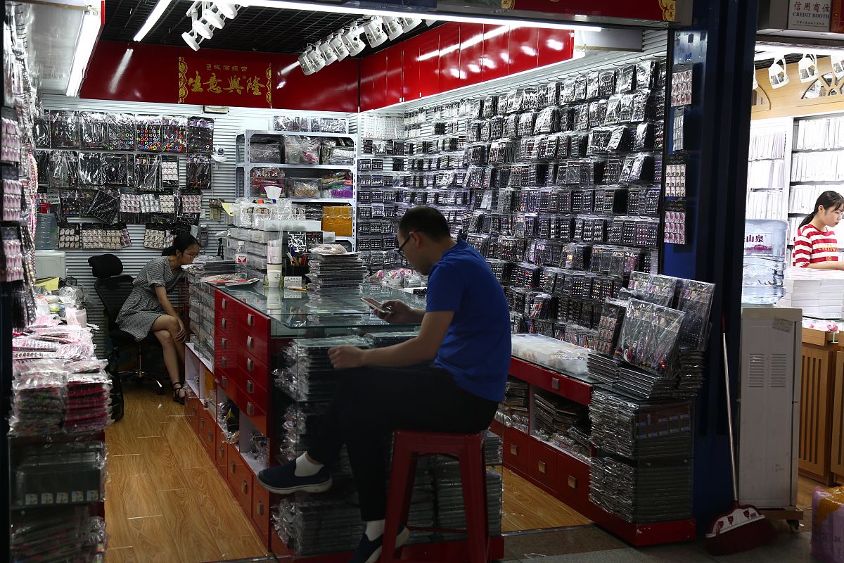 计划开一个五金百货的商店。帮忙起一个店名。并给一个合适的文案或活动