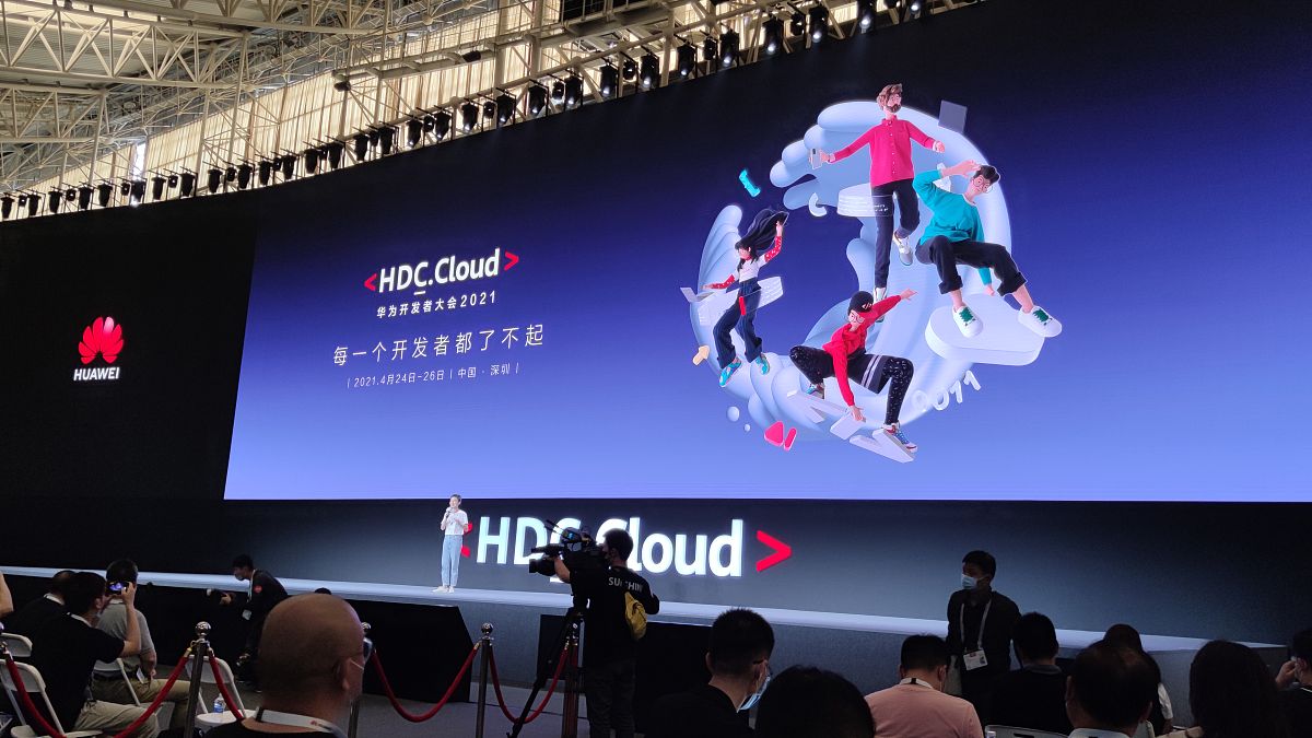 AI 助手 '小问'：善良、乐于助人，拒绝政治话题