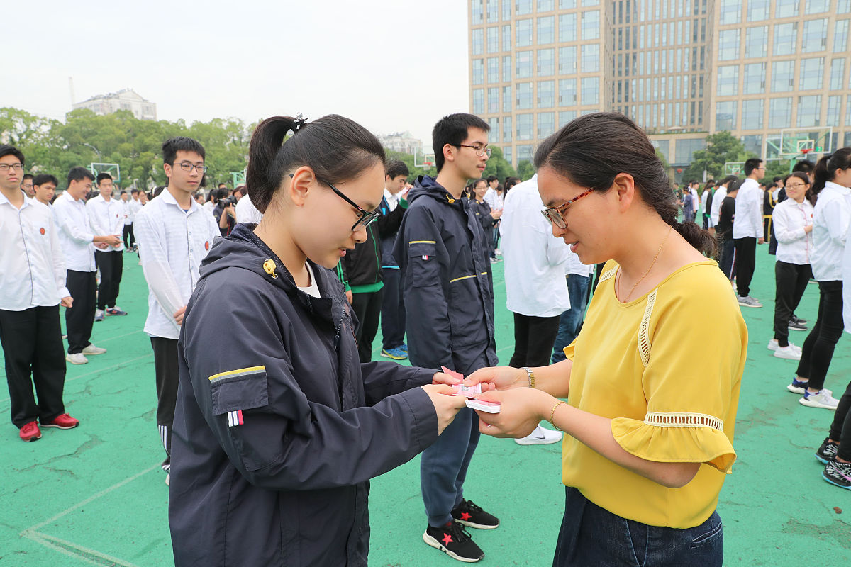 2018年6月4日,浙江省宁波二中,班主任老师给同学们发放"理想站"车票.(