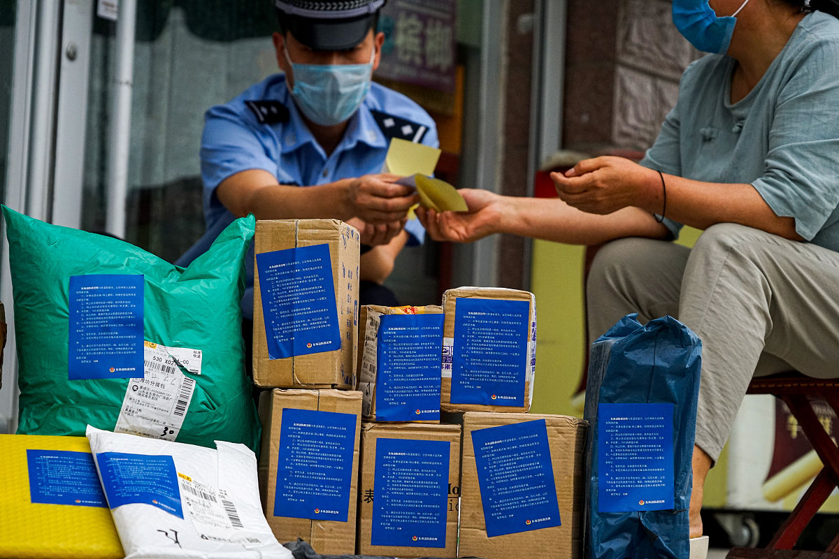 根据下面的话题写一篇500个字文章近日江苏一快递员练腹肌的猫J 实名举报。他称自己接到一个1200元的货到付款的快件单发现收件人是一位70岁的卖早餐的阿姨。出于善意他提醒老人不要被骗老人却称他人说该药效果很好。事后该快递员得知原价7元一盒的药品被卖家以150元的高价卖给了老人价格翻了20多倍。目前警方已介入调查。