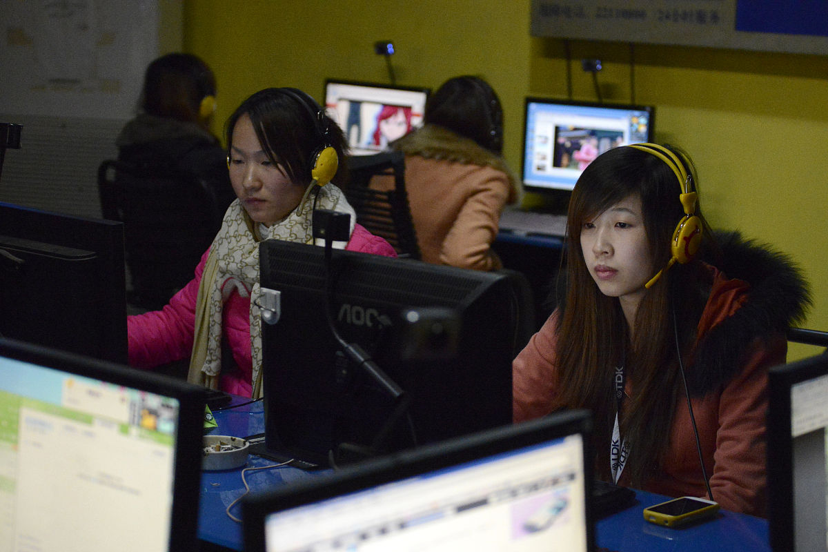 这是文案要进行仿写要求在原句上意思不变换种说法另外可以加点自己的想法以及修辞手法但整体内容不能变字数必须900字日本三流学校毕业的女大学生找不到工作只能睡网吧你知道夜生活过得有多苦逼吗？下午四点这位名叫小美的女生才刚结束面试在找地方过夜。她今年23岁是一位应届毕业生。由于还没找到工作的原因为此小美至今没租房子一直都是选择住在网吧。毕竟网吧不仅生活设施齐全价格相比酒店也便宜了不少每晚仅需不到3000