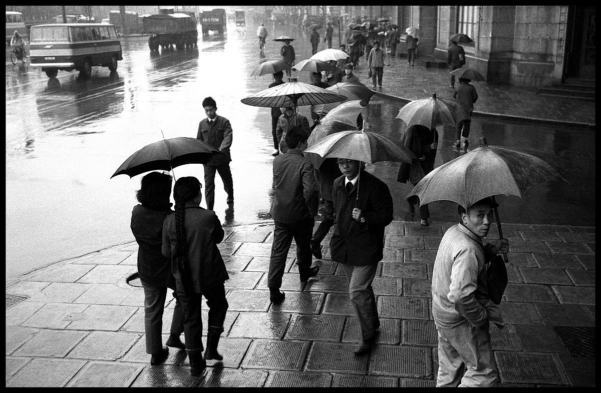 1980年代,上海,雨中的人们.china - january 01:  streets of shangha