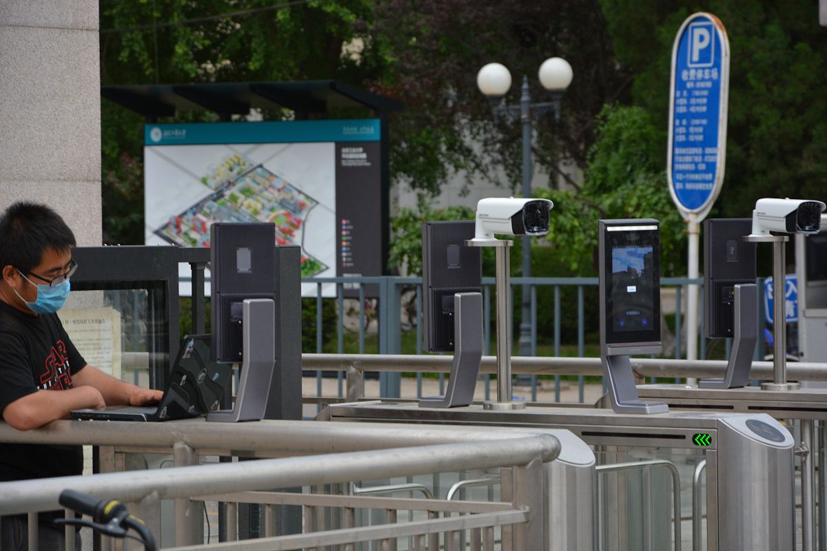 需求依据：基于先进的人车深度检测与高效跟踪技术实现视频中人车的全量捕获并利用视觉基础模型学习和提取可以区分不同人、车的鉴别特征。通过综合利用感知数据和大数据分析实现人车聚类和长期增量聚档为后续应用提供良好的数据基础。研究内容和指标：我们提供人脸、人体和车辆的算法模型支持对视频中水平转动角度不超过±80°、俯仰角不超过±45°的人脸进行抓拍和比对。同时我们的算法模型能够在逆光、曝光、阴阳脸光照条件下