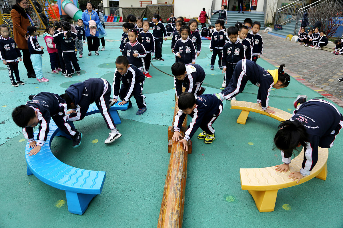 可以设计几个适合幼儿园小孩在课堂玩的游戏吗