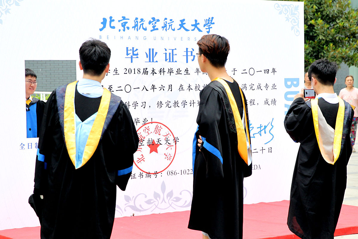 学生生涯拿到最后的一个奖了也算是给我的大学生活画上一个完美的句号了以上内容帮我用白话文润色一下