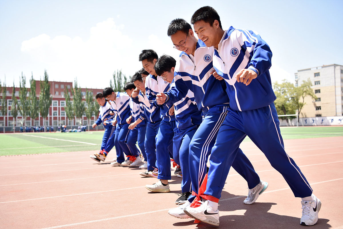 2021年5月18日,河北张家口,宣化二中学生做减压趣味游戏.