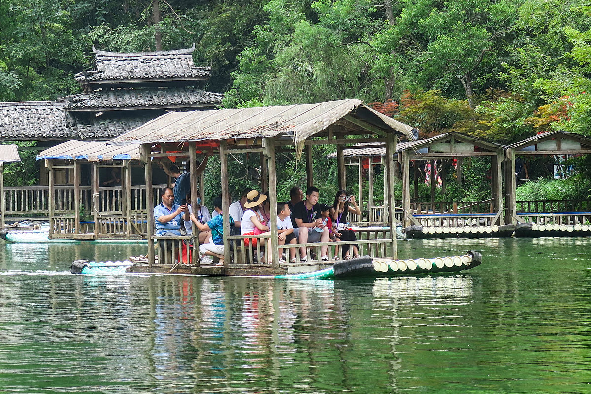 基于游客体验的旅游文化对景区吸引力的影响研究——以桂林桂花公社为例可通过加强传统文化的传承激活景区发展活力的具体做法写一段话
