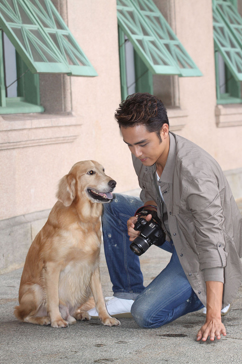 温馨的宠物题材电影讲述长得像狗狗的男人和狗狗的故事。