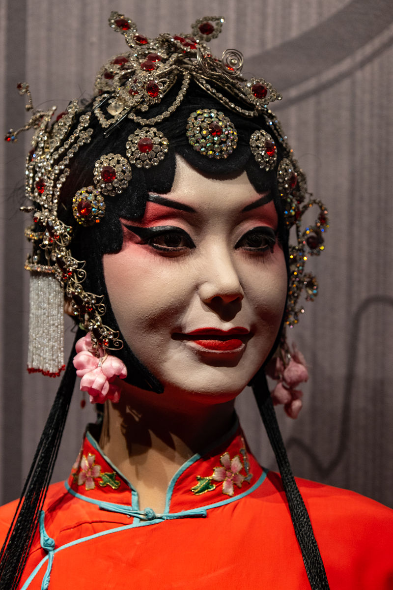 2021年12月12日,西安易俗社,易俗社博物馆展览的秦腔塑像.