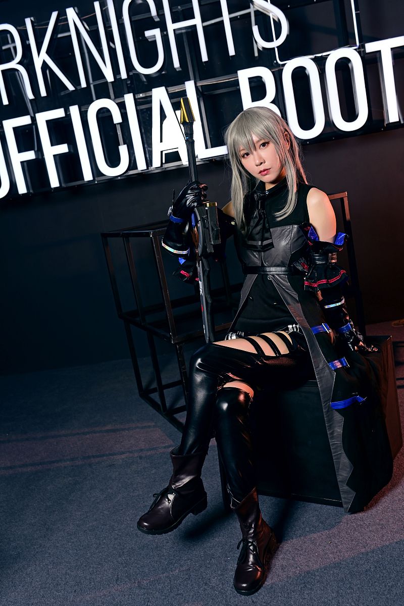 开始角色扮演 扮演角色是《明日方舟》中的斯卡蒂
