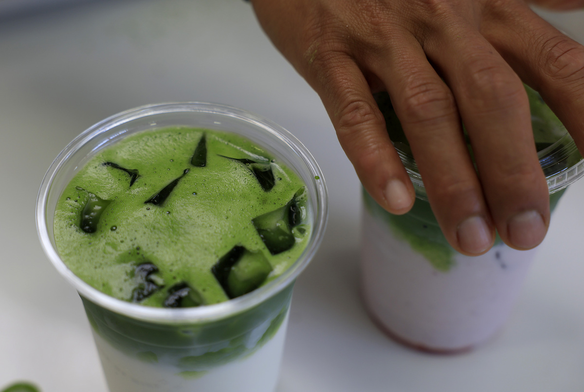 改写10条抖音文案内容：夏日抹茶生椰：浓浓椰奶搭配经典抹茶顺滑清爽好喝椰 ! 杯贴可抽奖！今夏配海底捞抹茶生椰高颜值又好喝生椰乳全靠椰肉和椰子水满口椰子味