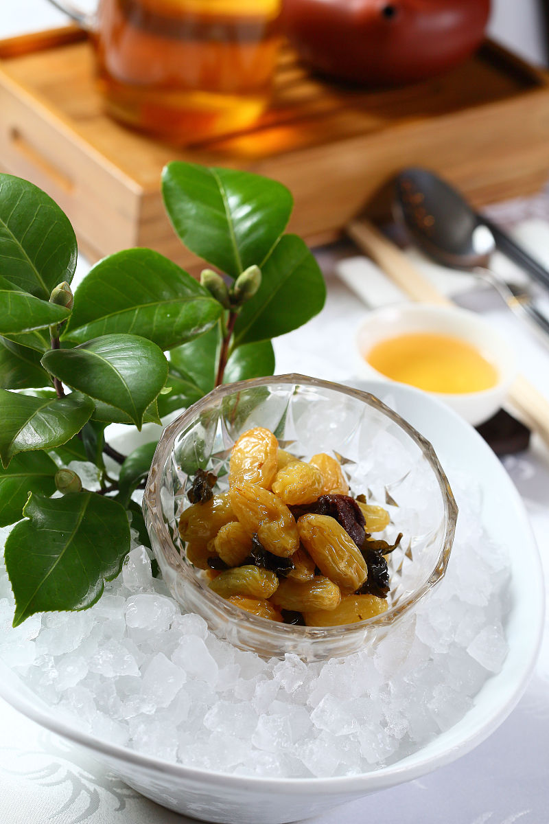 这张图片展示了一个快递员手拿着购物袋代表着送货到家服务。购物袋里面装满了各种品类的商品包括新鲜的蔬菜、水果、肉类、海鲜、面包、糕点、饮料等。这些商品看起来都非常新鲜充满了诱人的美食气息。除了手拿购物袋的人还可以看到一辆货车停在路边上面堆满了各种食品也代表着品类齐全的服务。这张图片给人一种方便、快捷、多样化的购物体验感觉让人们可以随时随地购买到自己想要的食品不用再担心到了超市就已经关门了绿色春天4k