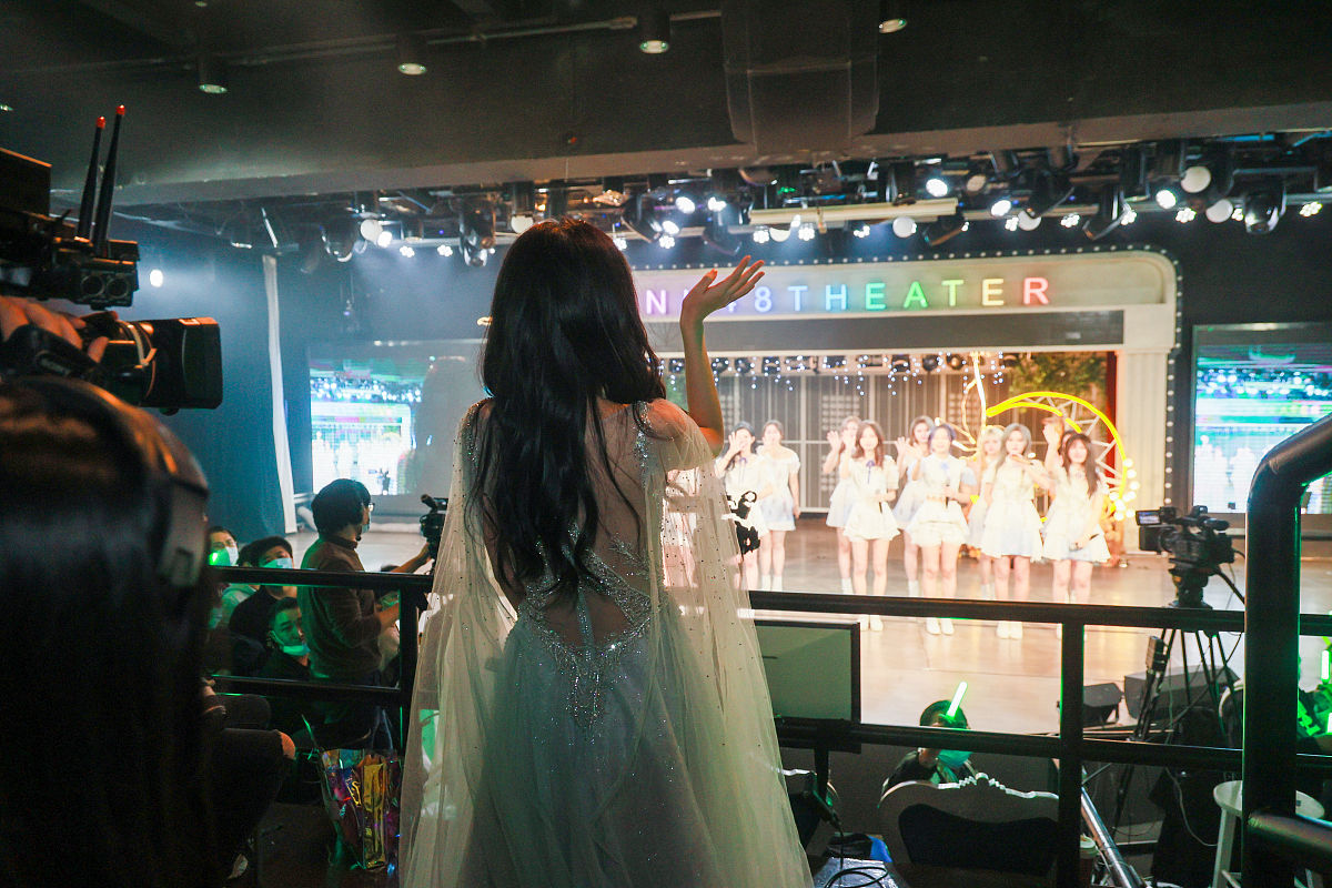 写一首表达冒险情绪的中文流行歌曲歌曲表达的主题为反抗歌词结构为verse1、verse2、Pre-Chorus1、chorus1、chorus2、verse3、verse4、chorus3、Bridge1、chorus4并确保chorus1、chorus2、chorus3、chorus4、verse5、Pre-Chorus2、chorus5、Bridge2、歌词不重复每段歌词结尾使用中文aiwai