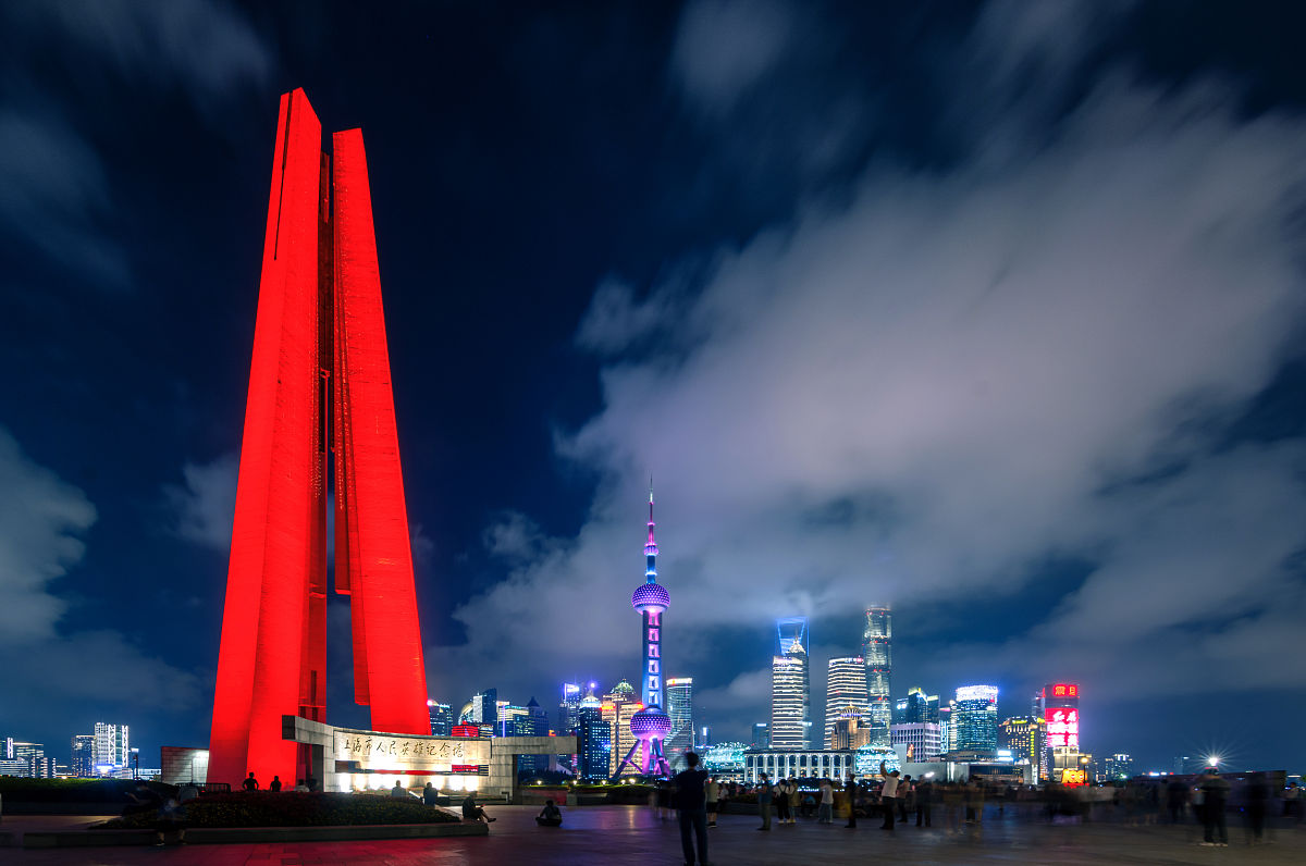 2021年06月28日,上海外滩庆祝建党100周年灯光秀,人民英雄纪念碑亮起