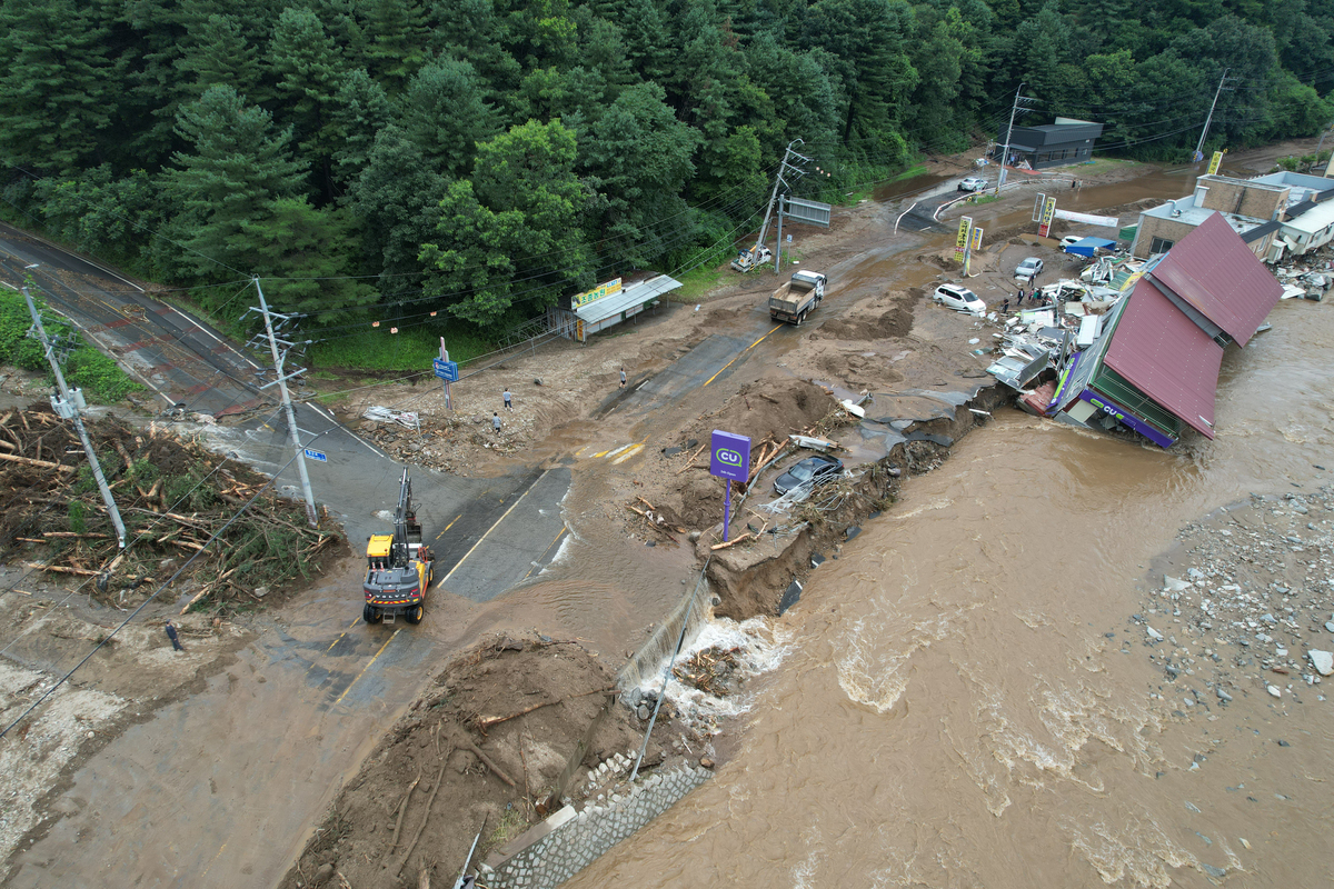 用忧愁的语气和散文的手法重新编辑以下内容目前在山东、河南等地出现了气象干旱降水的出现将有利于缓和气象干旱。但临近清明假期各地出行需求增多公众需留意临近天气预报注意降水天气对交通出行等方面的不利影响。同时需注意防范强降水可能引发的山体滑坡、泥石流等灾害。