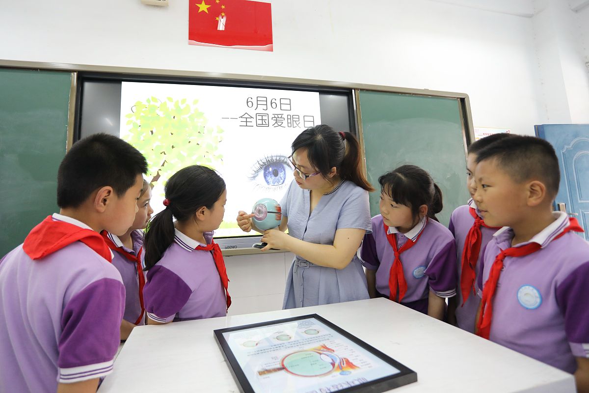 写一篇小学教师国旗下讲话 学期过半 内容关于 流感传染病预防和校园安全知识