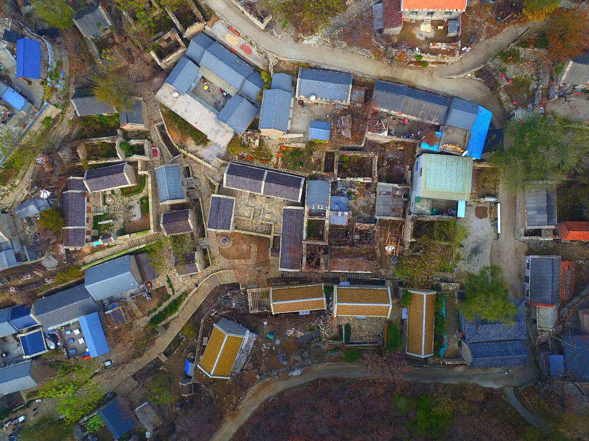 2018年11月14日,航拍莱芜市卧云铺古村,百年石屋院落建造独特,深藏山
