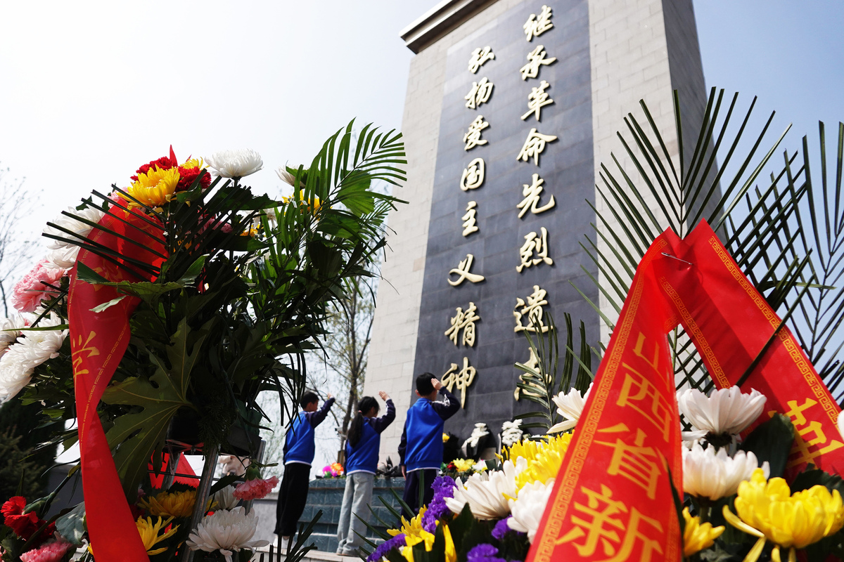 错别字人间四月芳菲始又是一年清明时。为弘扬英烈精神赓续红色血脉引导广大党员干部在慎终追远、缅怀先烈中锤炼党性修养、筑牢党性根基、强化担当作为。4月5日茅坪回族镇党政机关支部、农联支部组织全体党员、预备党员、入党积极分子等40余人前往茅坪社区烈士陵园开展缅怀先烈悟初心·铸魂提能转作风主题党日活动