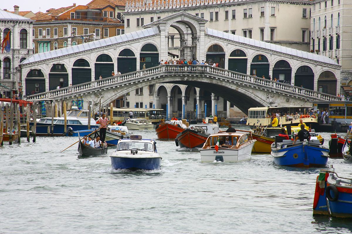 扮演一名旅游爱好者自媒体博主根据以下内容写出一篇2000字旅游短视频原创文案文字表达思路清晰有自己的见解不要推荐景点跟地方远方的风景给心灵带来更多的惊喜