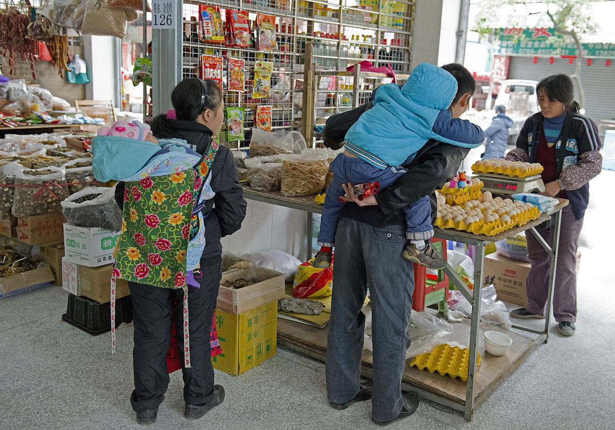 2013年1月1日,广东东莞,打工者在市场购物.