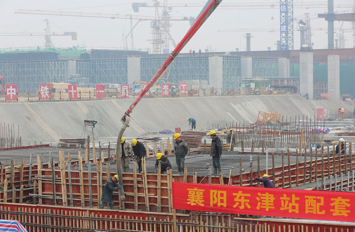 2018年12月19日,湖北襄阳,中铁十一局建设者在襄阳东津高铁站配套地下