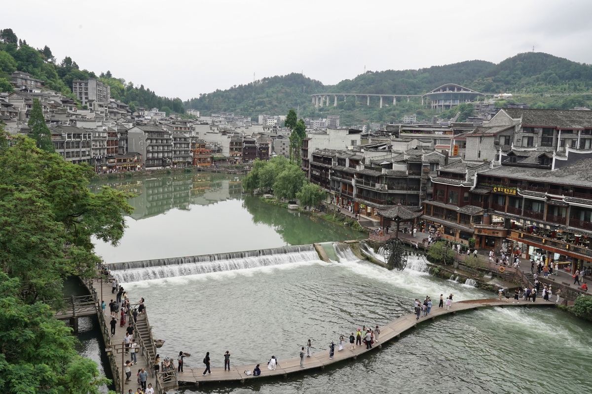 请帮我写1篇650字博客文章主题是：凤凰古城好玩吗