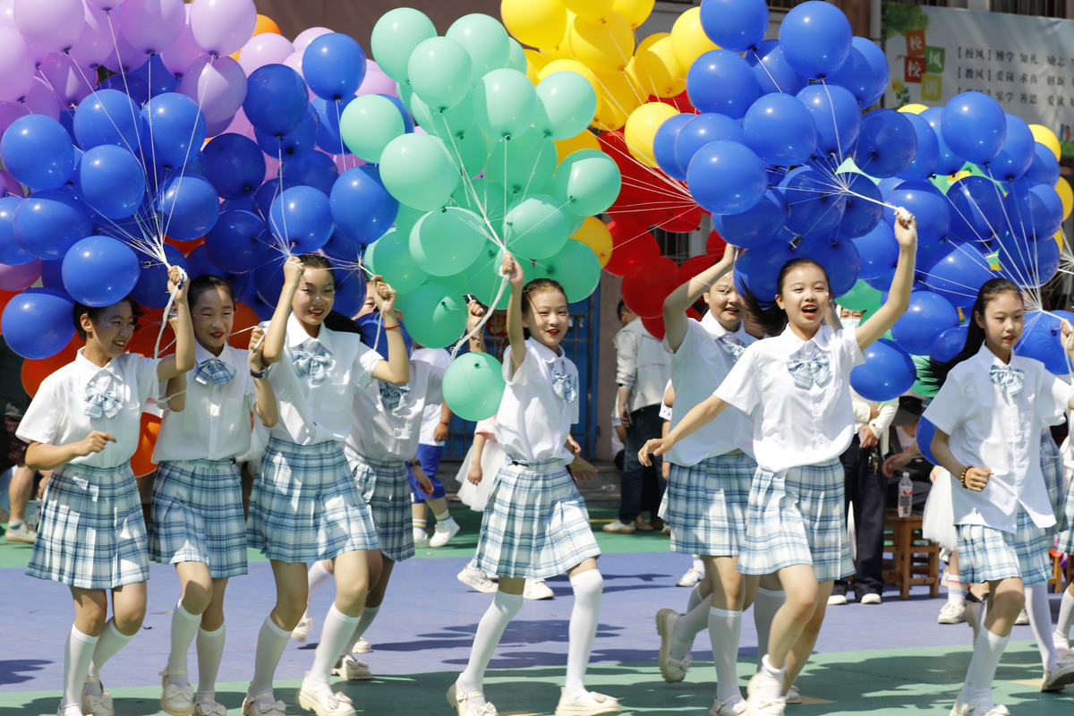 让青春活力和才华横溢在舞台上尽情展示每位学生都能享受！修改成口号