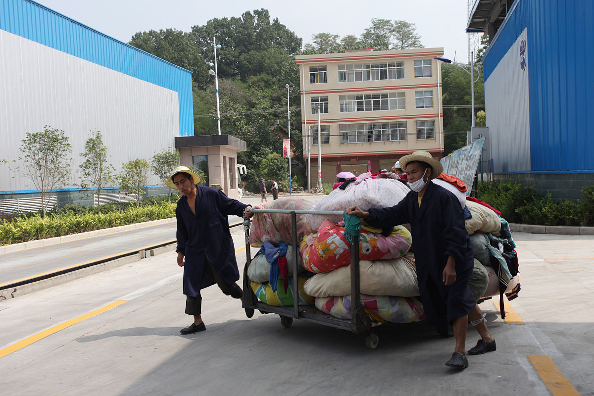 装卸师傅挑战极限！如何搬运比自己重的羊肉？