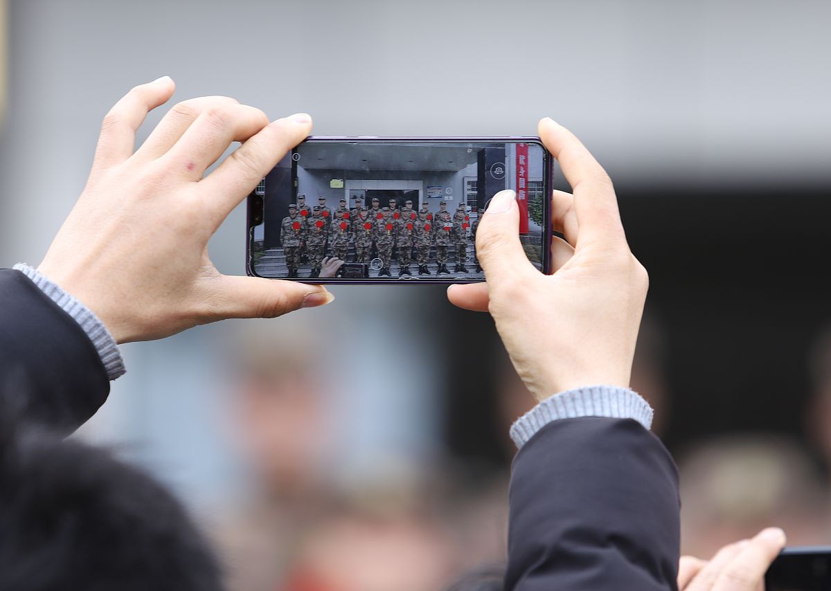 改写这段话识别数量少并且与人手的接触中依赖于传感器的灵敏性且穿戴麻烦和价格昂贵因此逐渐退出了历史舞台。