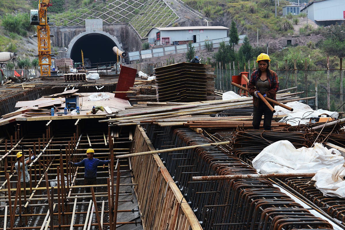 2019年10月1日,重庆,郑万高铁(三峡库区)头道堰双线大桥建设工地,施工