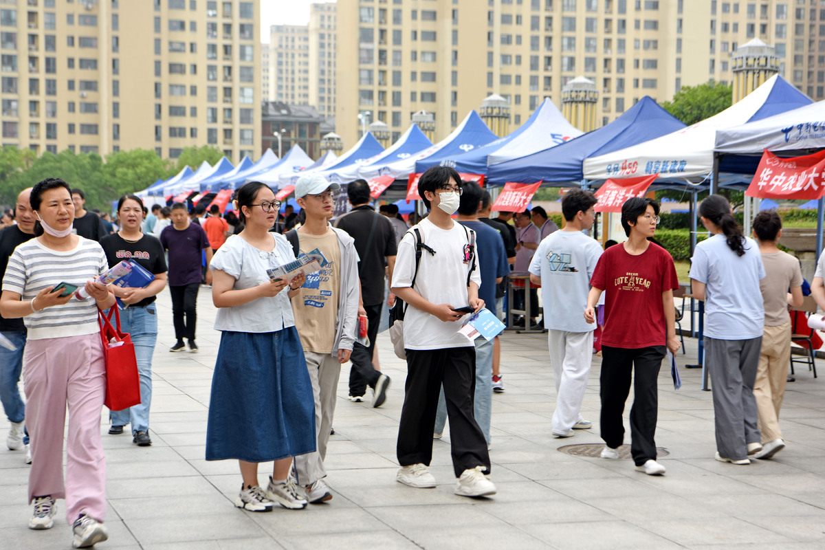 以逐梦为主题写一篇关于校园开学的文章内容需要体现山西农业大学的点点滴滴字数在1200到1500之间
