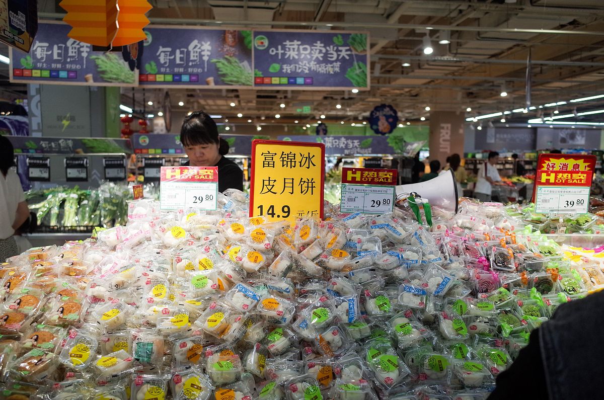 2019年9月7日,浙江省杭州市,中秋节前夕,一家超市内的礼盒装月饼和散