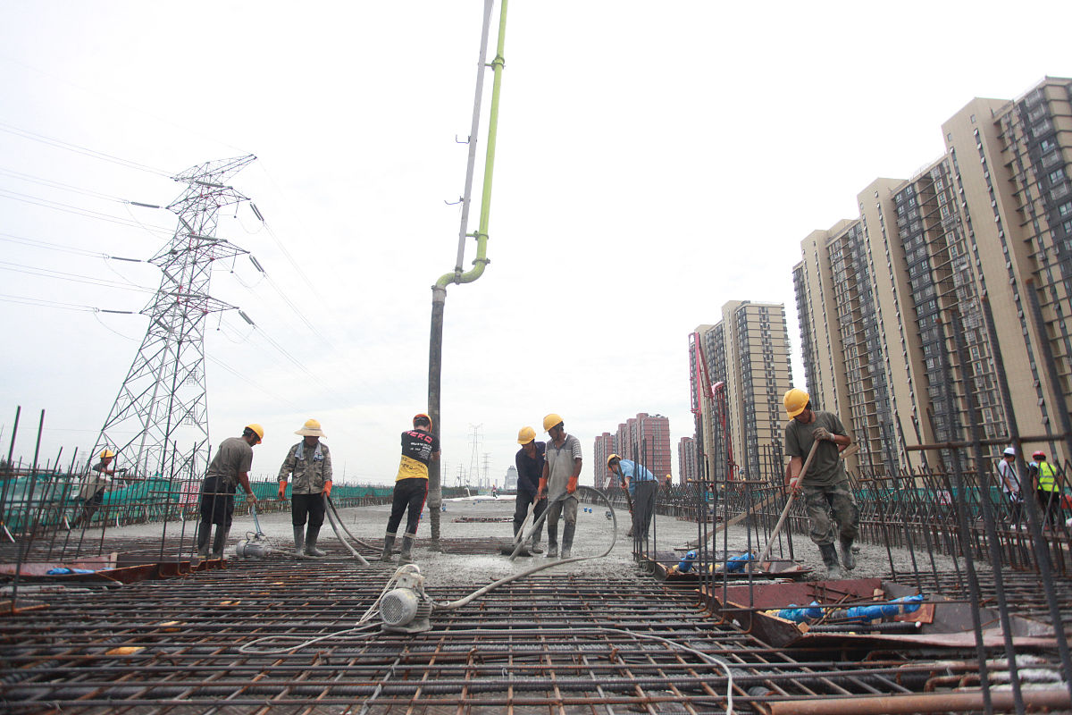 2020年8月14日,江苏扬州,广陵区湾头镇一建设工地,一名工人在工作间隙