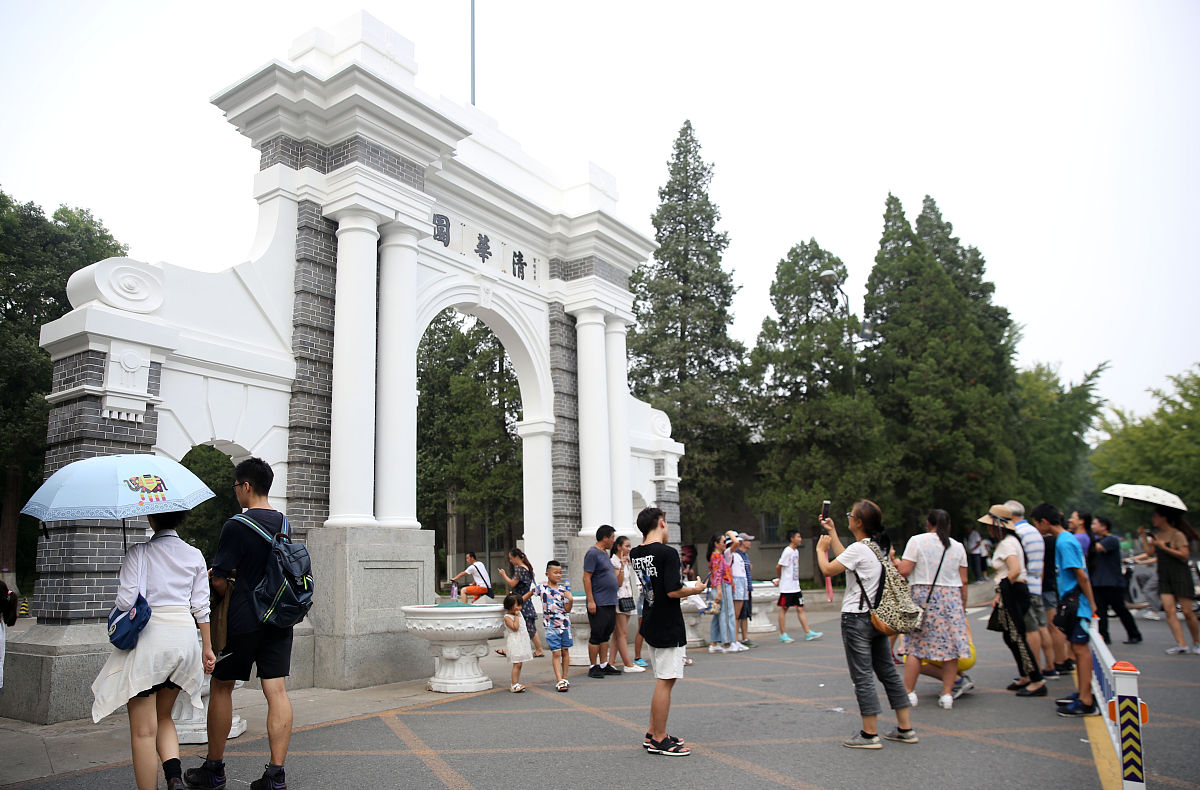 2018年8月2日,北京,清华大学迎来暑期参观潮,校园内游客有增无减,在清