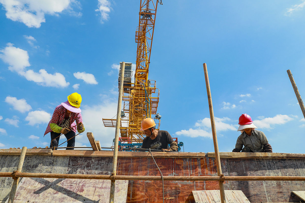 如何用另一种方式表达'混凝土泵管出口前方严禁站人，以防混凝土喷出伤人'？