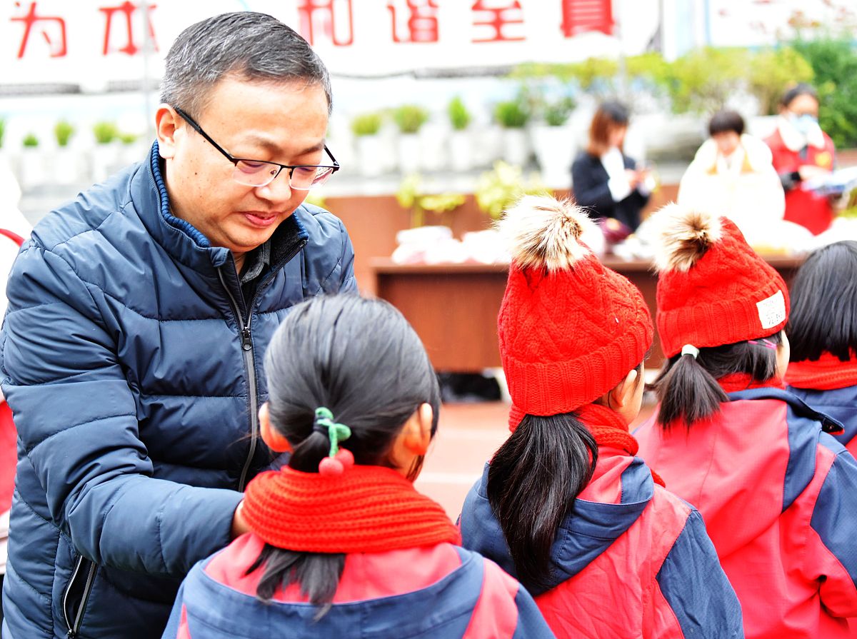 首先进行跑步然后就行喊口号自我激励然后由指导员进行当天的主题分享然后由同学对这个主题进行探讨并发表言论最后进行应急疏散演练。口号是没有任何借口勇于承担责任；牢记诚信为本品德决定人生；忠孝融入灵魂报国爱家有我。主题是爱家爱校始于言行。根据这些写一篇训练日志